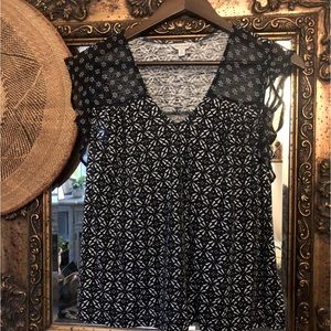 Lucky Brand flutter sleeves blue daisy geo print top